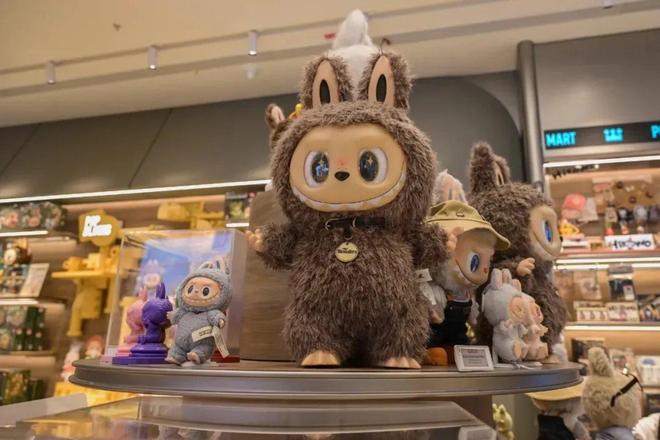 泡泡玛特想做Z世代的硬通货pg电子网站当潮玩遇见卡牌(图2)